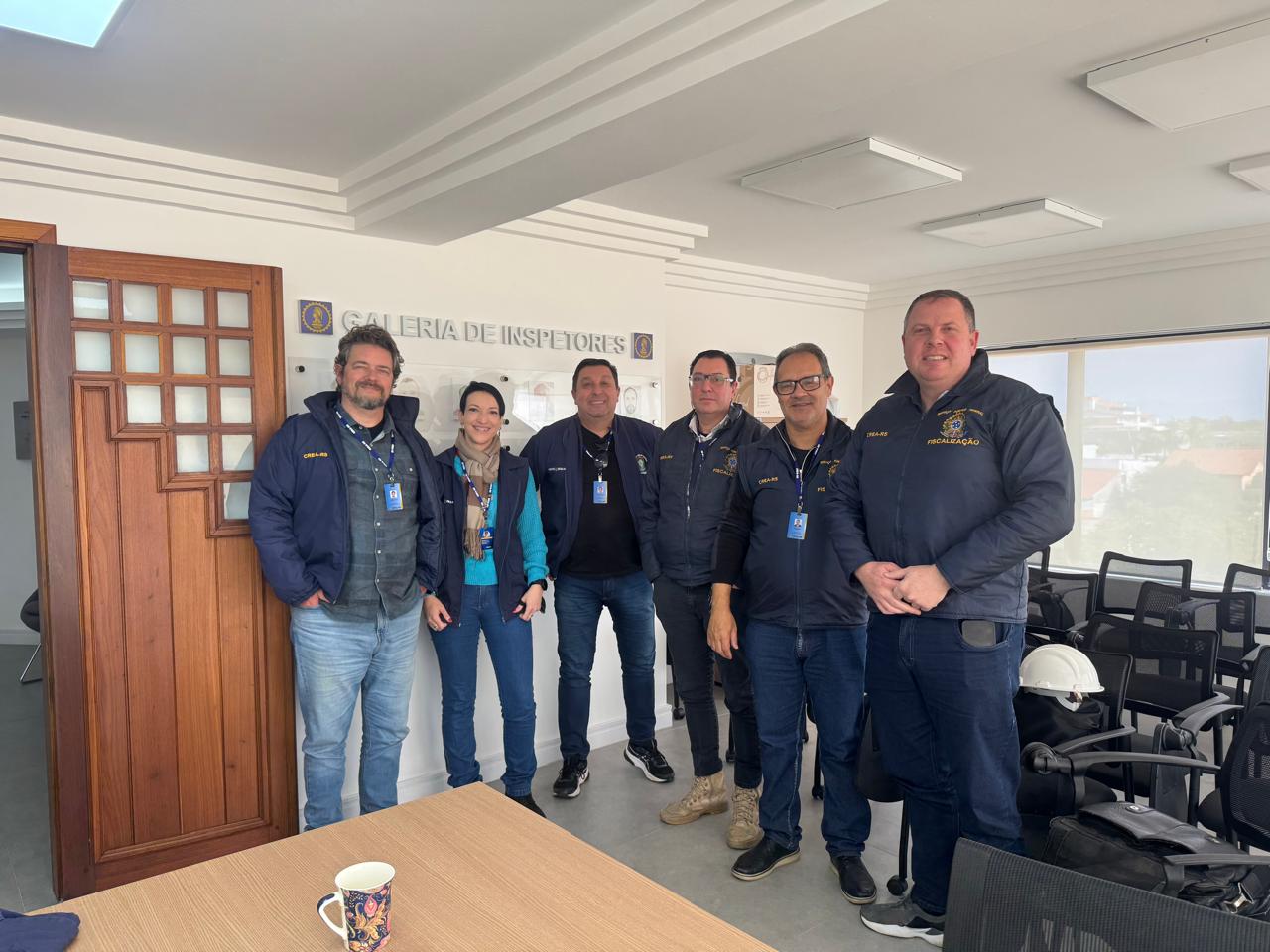 Equipe de fiscaliza&ccedil;&atilde;o e a Eng. B&aacute;rbara E. Franke de  Oliveira, inspetora-chefe de Cap&atilde;o da Canoa